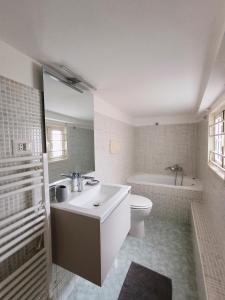uma casa de banho com um lavatório, um WC e uma banheira em La tua casa a ViadelCorso em Roma
