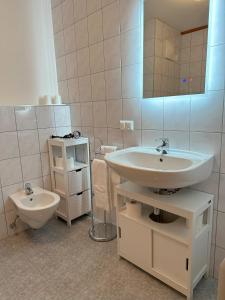 HAUS CLARA by ISA Badkleinkirchheim في باد كلينكيرشهايم: حمام مع حوض ومرحاض