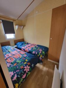 Habitación pequeña con cama y TV. en MH90 INCHELIN ST-ILLIERS, en Saint-Illiers-la-Ville