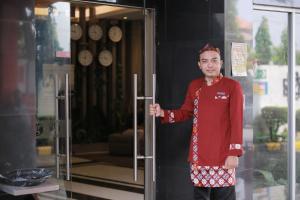 Členové personálu v ubytování Hotel Gunawangsa Manyar