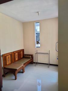 a room with a bed and a window at Villa Kayana Regency F9 Batu in Karangploso