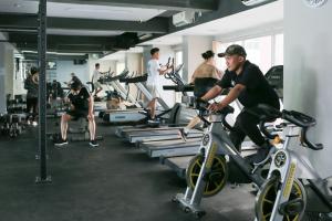 Fitness centrum a/nebo fitness zařízení v ubytování Hotel Gunawangsa Manyar