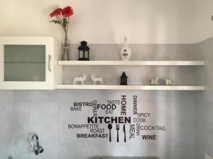 Cucina o angolo cottura di MARS Jungle Adventure Stud Farm with Private Jacuzzi