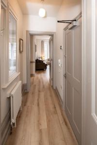 a hallway with a door and a room with a hard wood floor at 3 Castle Mews in Salisbury