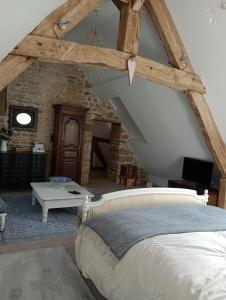 ein Schlafzimmer mit einem weißen Bett und einer Treppe in der Unterkunft Le Presbytere in Beauficel
