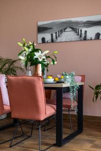 une salle à manger avec une table, des chaises et un tableau dans l'établissement Hotel A4 Wrocław - Bielany - MAMY WOLNE POKOJE !, à Bielany Wrocławskie
