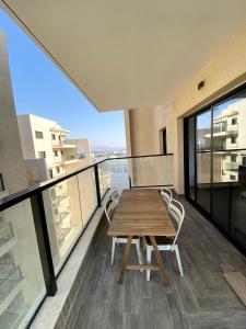 uma mesa e cadeiras na varanda de um edifício em Diamond House em Eilat
