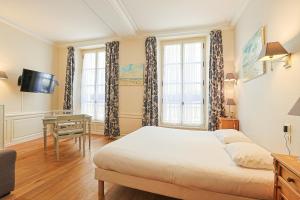 TV a/nebo společenská místnost v ubytování Hôtel François d'O