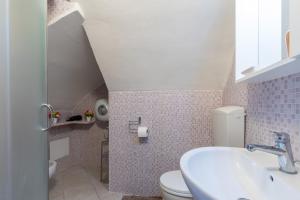 La salle de bains est pourvue d'un lavabo et de toilettes. dans l'établissement Dimora degli Angeli by BarbarHouse, à Gallipoli