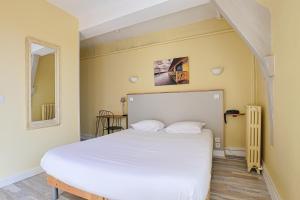 Postel nebo postele na pokoji v ubytování Hôtel François d'O