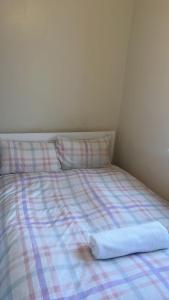Una cama con dos almohadas encima. en Kleber house en Bristol