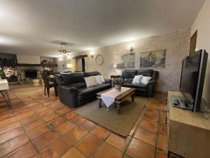 - un salon avec un canapé, une table et une télévision dans l'établissement Casa Rural La Cordonera, à Herguijuela