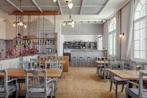 a restaurant with tables and chairs and a bar at Hotel Zámeček Janovičky in Broumov