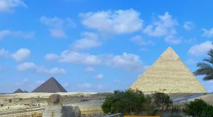 uma vista das pirâmides no deserto em Seven Pyramids Inn em Cairo