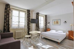 Postel nebo postele na pokoji v ubytování Hôtel François d'O