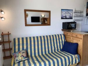 Appartement Huez, 2 pièces, 5 personnes - FR-1-405-94にあるシーティングエリア