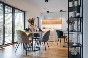 een keuken en eetkamer met een tafel en stoelen bij Apartma Vila Center LUX in Slovenj Gradec