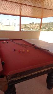 una mesa de billar roja con bolas encima en مزرعة جرش en Jerash