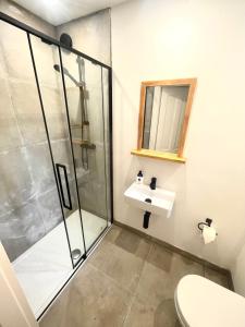 a bathroom with a shower and a sink at Weener - City Apartment mit Garten in Weener