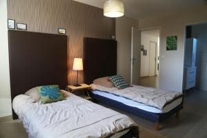 sypialnia z 2 łóżkami i lampką w obiekcie Grande villa bord de mer w mieście Saint-Germain-sur-Ay