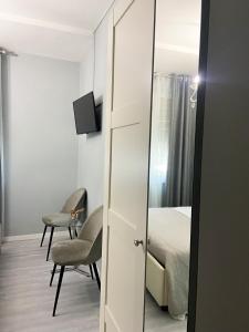 TV a/nebo společenská místnost v ubytování Casa Rosmini rooms, Dolomia best home