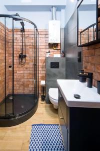 La salle de bains est pourvue d'une douche, de toilettes et d'un lavabo. dans l'établissement Nowa Huta Super Star, à Cracovie