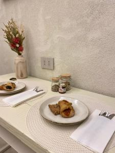 un tavolo con due piatti di cibo sopra di Nz Home a Foligno