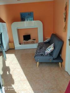 sala de estar con silla y TV en Maison centre Jard et à 8min à pied de la plage, en Jard-sur-Mer