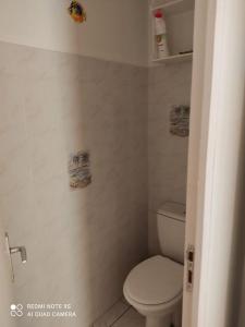 baño con aseo blanco en una habitación en Maison centre Jard et à 8min à pied de la plage, en Jard-sur-Mer