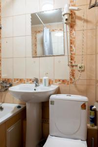 y baño con lavabo, aseo y espejo. en Кейптаун, en Petropavlovsk