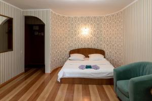 Un dormitorio con una cama con una pajarita. en Кейптаун, en Petropavlovsk