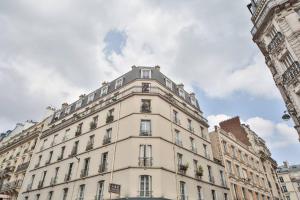 un grande edificio bianco in una città di Paris 10eme, Appartement chic et calme a Parigi