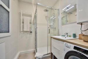 bagno con doccia e lavatrice. di Paris 10eme, Appartement chic et calme a Parigi