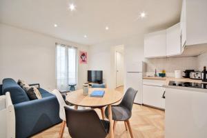 un soggiorno con divano blu e tavolo di Paris 10eme, Appartement chic et calme a Parigi