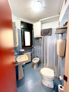 y baño con aseo y lavamanos. en Appartamento Panorama, en Riva del Garda