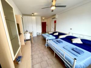Habitación con 2 camas y ventilador de techo. en Appartamento Panorama, en Riva del Garda