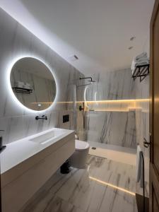 La salle de bains est pourvue d'un lavabo, de toilettes et d'un miroir. dans l'établissement Quinta do Terreiro - Turismo de Habitacao, à Lamego