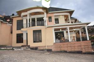 une grande maison dans une rue en briques dans l'établissement Vincenzo trading, à Kigali