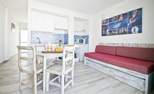 un soggiorno con divano rosso e tavolo di Gran Santa Ponsa Apartments a Santa Ponsa