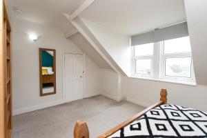 1 dormitorio con cama y ventana en Saltwell Oasis: 5-Bed Delight en Low Team