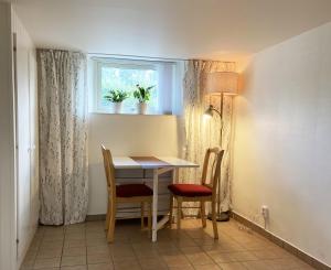 uma mesa de jantar com 2 cadeiras e uma janela em Holiday apartment in Vessigebro em Vessigebro
