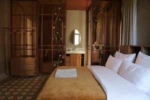 Postel nebo postele na pokoji v ubytování Hotel Lost Gemmayzeh