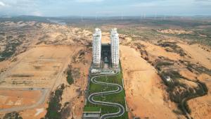 una vista aérea de un edificio con una carretera sinuosa en KS 5* Apec Mandala Mũi Né 1G 1m8 Bao Ăn Sáng. en Ấp Thiẹn Ái