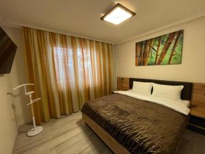 um quarto com uma cama e uma janela em FAMILY apartment em Vinnytsya