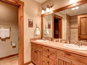a bathroom with two sinks and a large mirror at Breckenridge Mountain Thunder Lodge in Breckenridge