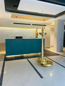 a room with a blue counter and a silver object at Nakshatra Emerald in Guruvāyūr