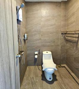 パタヤ・セントラルにあるThe Base Inn Pattayaのバスルーム(白いトイレ付)