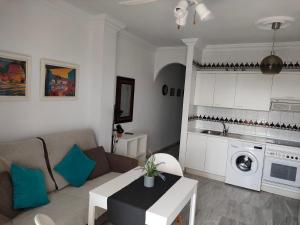 - un salon avec un canapé et une table dans l'établissement Pueblo Quinta, à Benalmádena