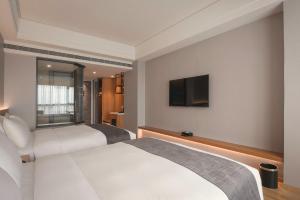 Postel nebo postele na pokoji v ubytování Grand Banyan Hotel