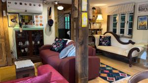 牛頓阿伯特的住宿－Remarkable Boultons Barn with hot tub，客厅配有两张沙发和一张桌子